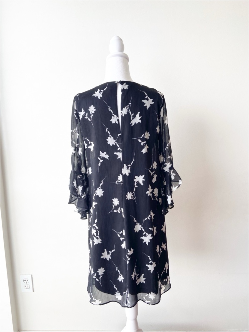 Calvin Klein Black Floral Ruffle Sleeve Dress Size 6 - Picture 3 of 7